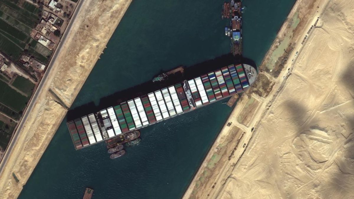 Космонавт засне заседналия кораб в Суецкия канал ВИДЕО