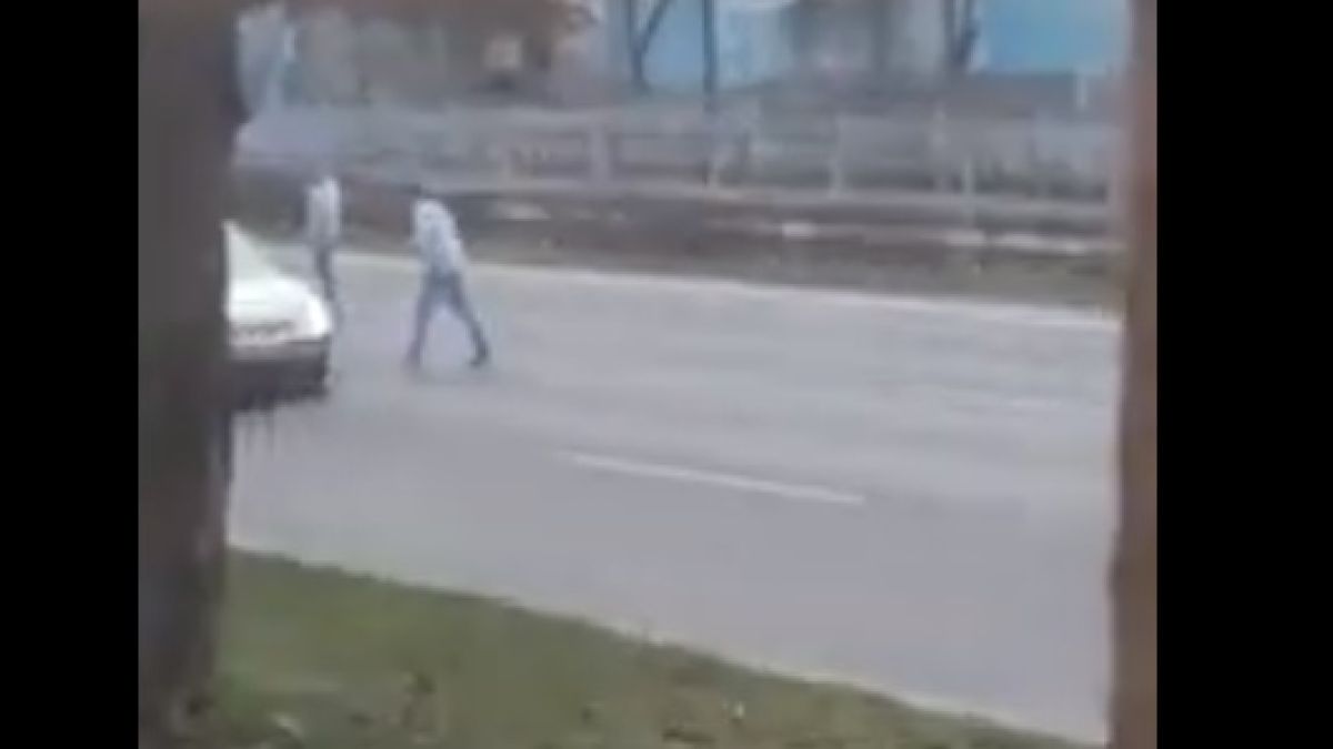 Софиянчета спират коли на бул. "България", ритат ги и... ВИДЕО