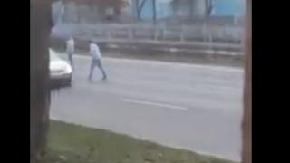 Софиянчета спират коли на бул. "България", ритат ги и... ВИДЕО