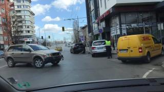 Извънредно в БЛИЦ! Адско меле с три джипа в центъра на София СНИМКИ