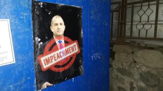 София осъмна с плакати „Радев импийчмънт“ ВИДЕО