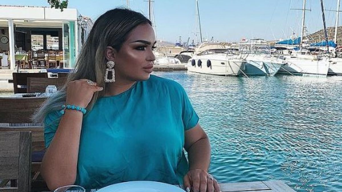 Гримьорка умря от срам заради тялото си на плажа и се стопи до неузнаваемост  