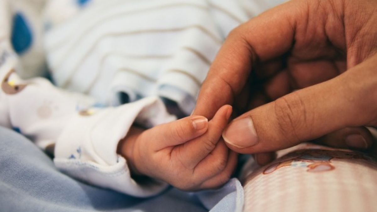 Болниците ни пълни с десетки, изоставени от родителите си болни деца