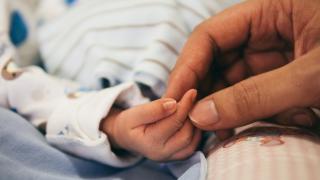 Болниците ни пълни с десетки, изоставени от родителите си болни деца