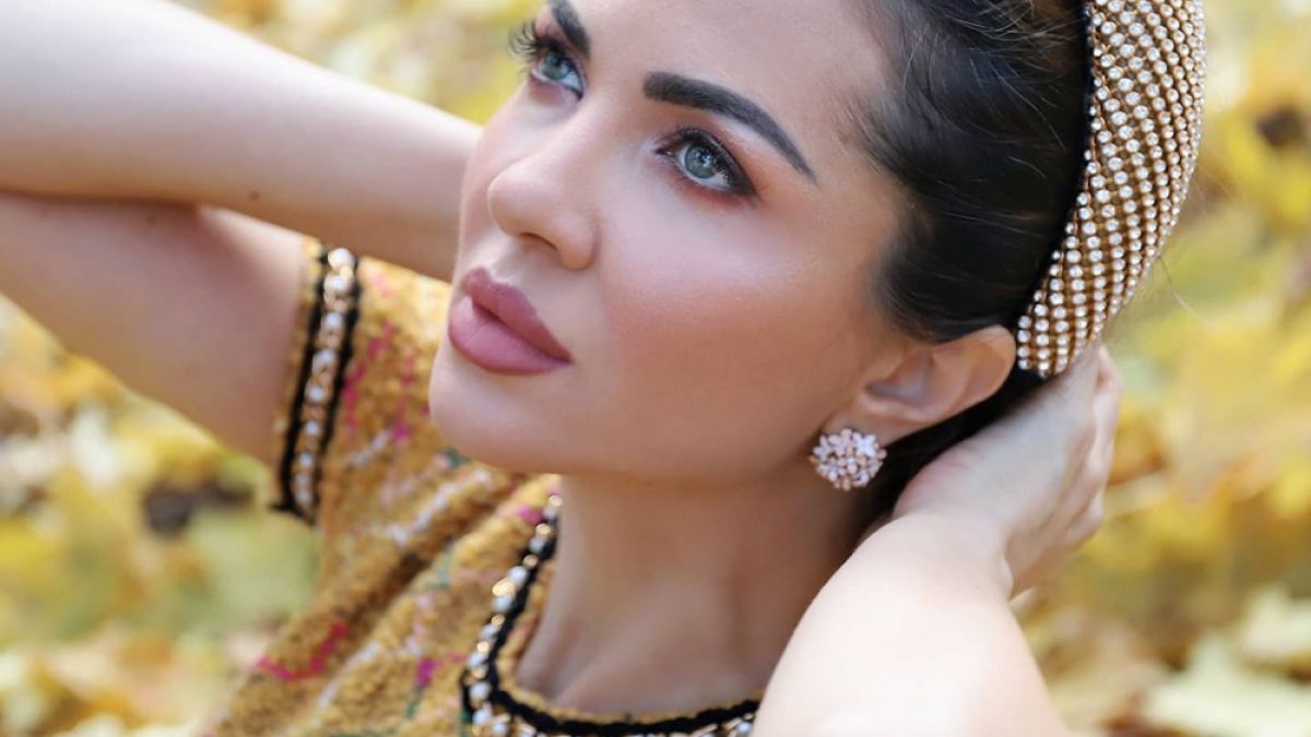 Райна лъсна по дупе на скандални СНИМКИ 18+