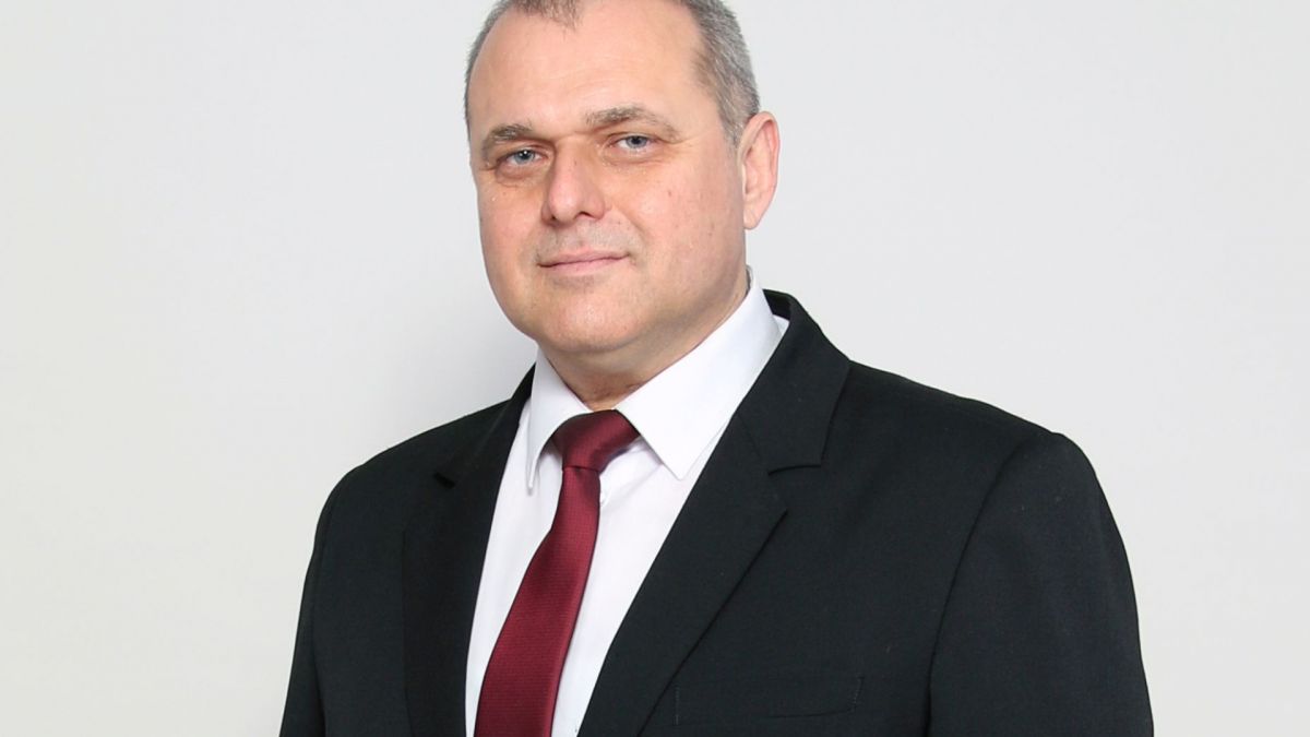 Искрен Веселинов: Парламентът да заседава на сесии по 2-3 пъти годишно и депутатите да получават заплати само за това време