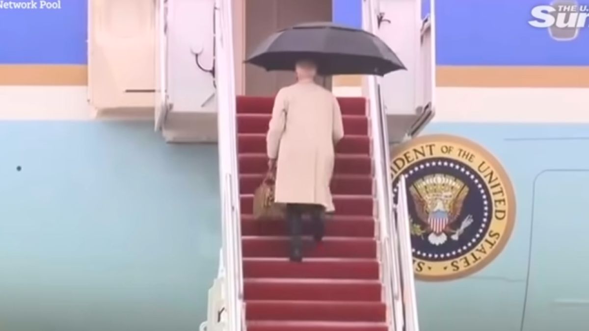 Упс! Байдън пак се спъна на стълбите на самолета 