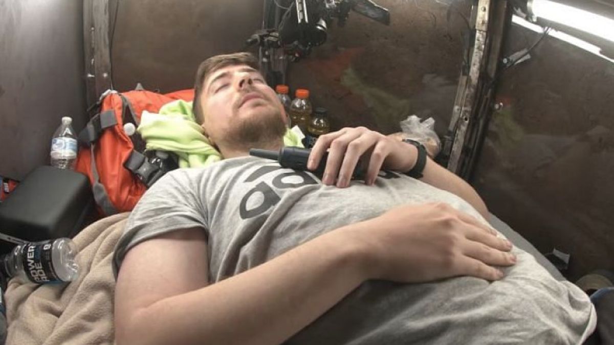 Идиот прекара два дни погребан под земята и след това заплака: "Това беше глупаво" ВИДЕО