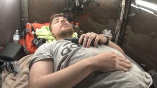 Идиот прекара два дни погребан под земята и след това заплака: "Това беше глупаво" ВИДЕО