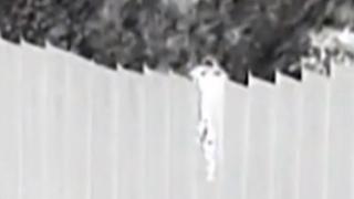 Шок! Хвърлиха две деца през 4-метрова ограда ВИДЕО