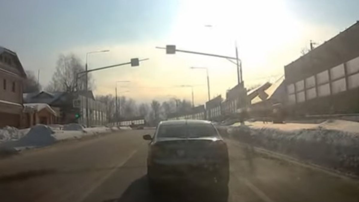 Зрелищни ВИДЕА: Ядосан шофьор реши да даде урок на друг, но съжали жестоко