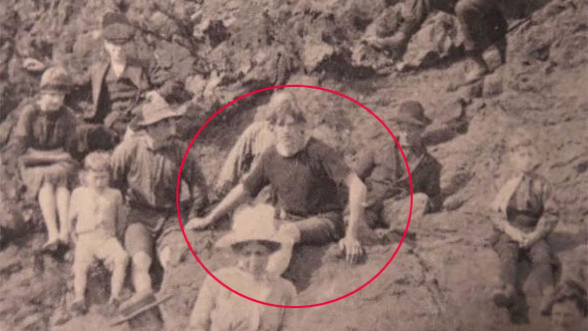 Разсекретиха пътешественик във времето, който се появи на СНИМКА от 1917 г.