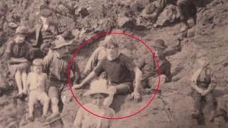Разсекретиха пътешественик във времето, който се появи на СНИМКА от 1917 г.