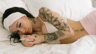 Рапърка навърши 18 и спечели $1 милион за 6 часа от голи СНИМКИ 18+