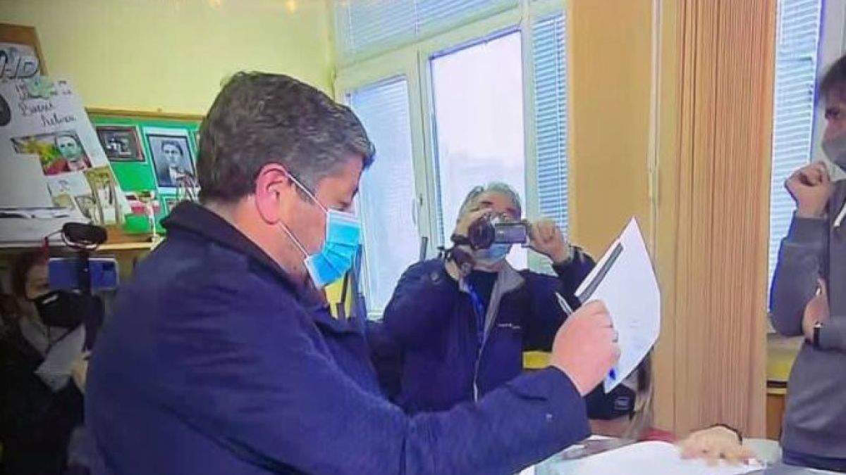 Първи изборен скандал! Христо Иванов гласува, но от ГЕРБ го разбиха със СНИМКА