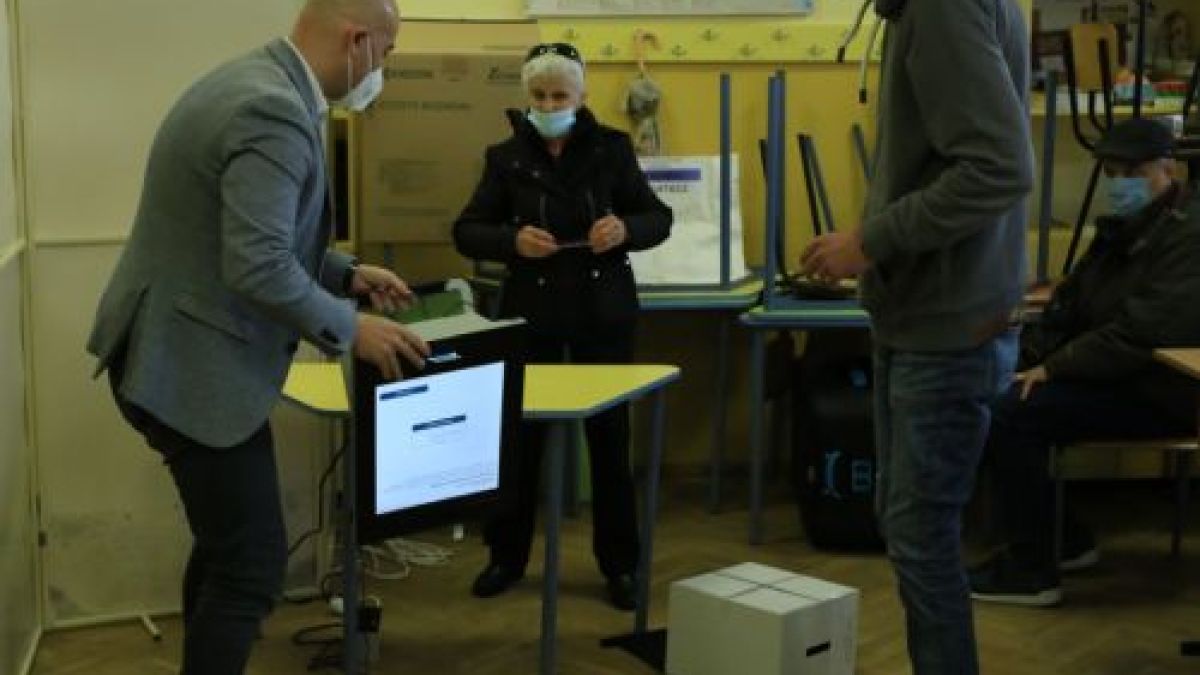 Невероятен инцидент с машина за гласуване в София, зрелищни СНИМКИ