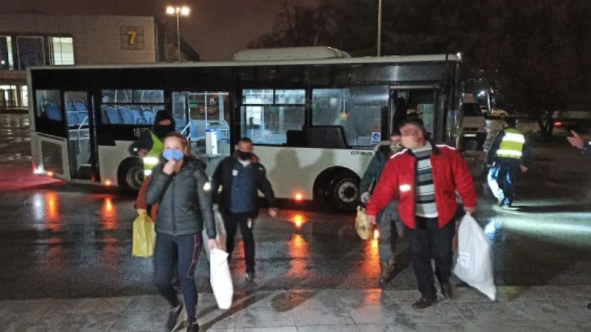 Шоуто в Пловдив започна! Валят чували с бюлетини СНИМКИ