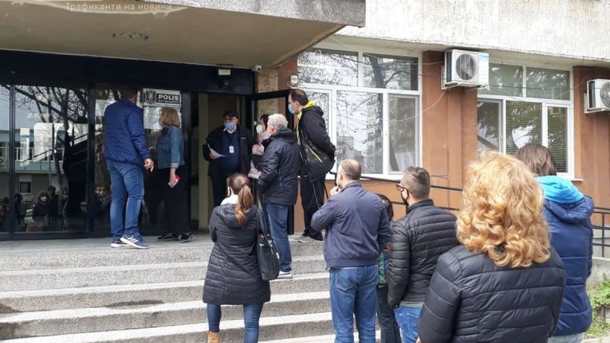 Граждани и джипита се карат за РНК ваксини в Пловдив СНИМКИ 