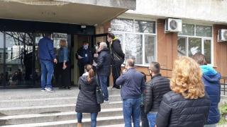 Граждани и джипита се карат за РНК ваксини в Пловдив СНИМКИ 
