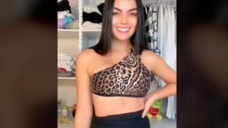 Красавица удиви мрежата с начина, по който използва бикините си ВИДЕО