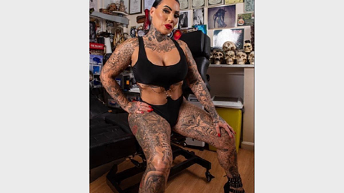 Секси майка покри цялото си тяло с татуси, защото... СНИМКИ 18+