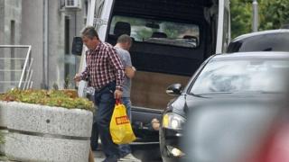Президентът Първанов пазарува в коридора за пенсионери СНИМКА 