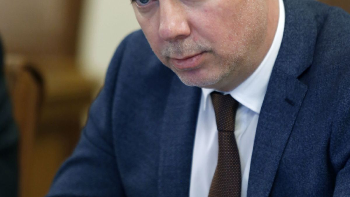 Министър Желязков отговори на Нинова за апела й към Слави, Христо и Мая