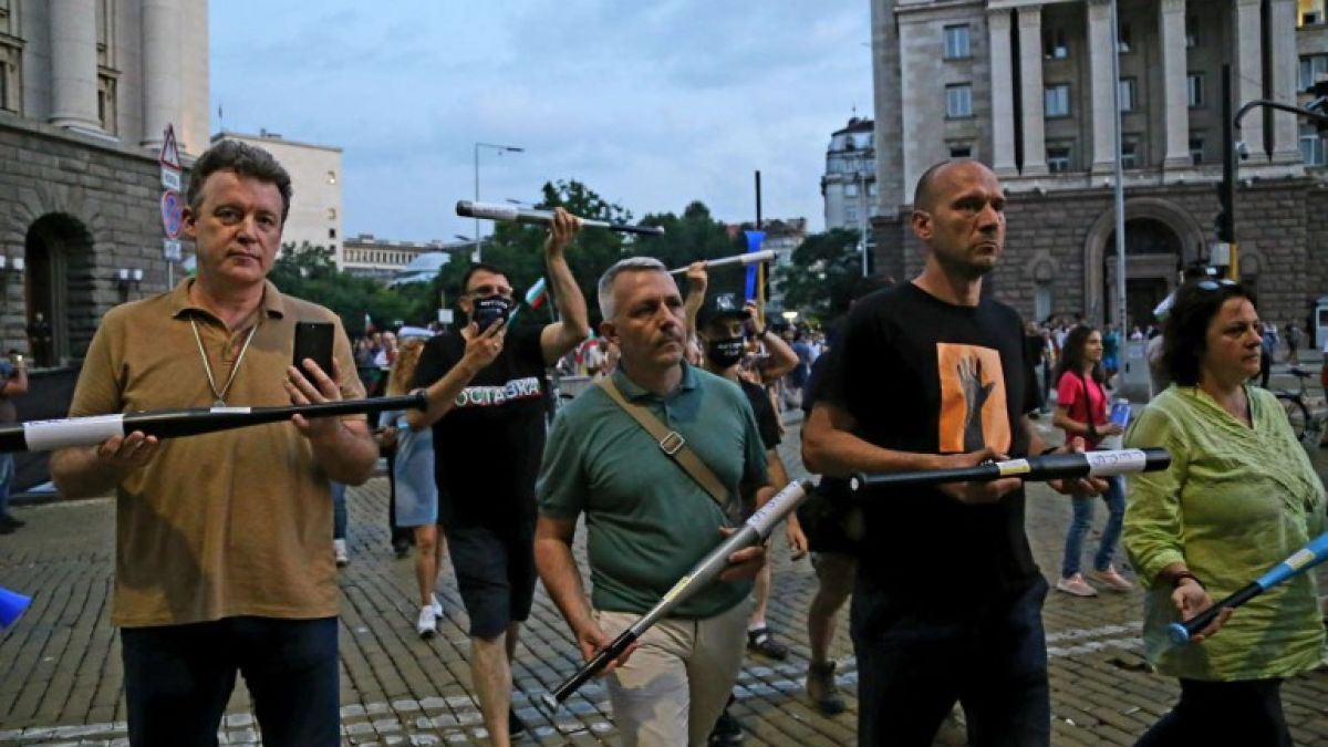 Положението е: Мая се изправи, Хаджигенов вън - мрежата коментира мелодраматичния им развод