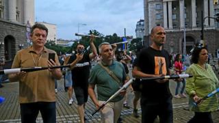 Положението е: Мая се изправи, Хаджигенов вън - мрежата коментира мелодраматичния им развод