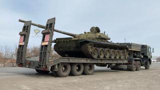 Зрелищно ВИДЕО: Танк остави пробойна в тир на пътя
