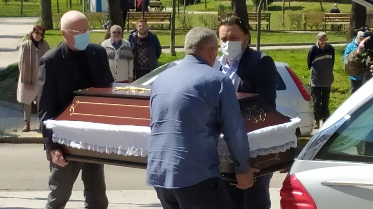 Фоторепортаж в БЛИЦ! Политици и журналисти си взеха последно сбогом с Георги Коритаров