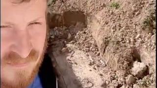 Мъж разкопа двора си и откри съкровище, което го остави без дъх СНИМКИ/ВИДЕО 18+