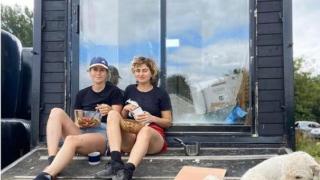 Приятелки превърнаха фургон за коне от 12 кв. м. в чуден дом 