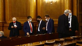 Папка с конституцията и правилника за всеки депутат на влизане