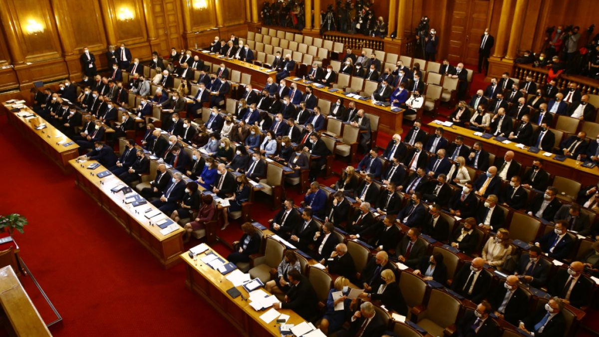 Избраха нов шеф на парламента след тежки препирни и скандали СНИМКИ