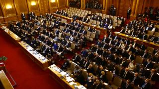 Избраха нов шеф на парламента след тежки препирни и скандали СНИМКИ