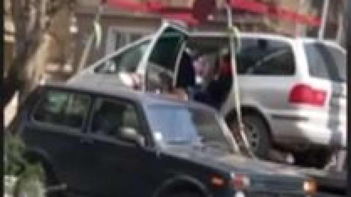 Шок! Паяк вдигна кола с дете в Плевен СНИМКИ
