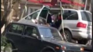 Шок! Паяк вдигна кола с дете в Плевен СНИМКИ