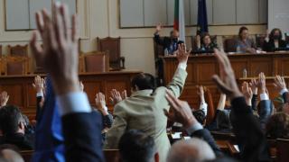 В парламента е страшно: Истерия, крясъци и реваншизъм тресат храма на народовластието
