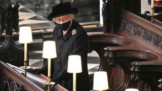 Тайното послание на брошката, с която Елизабет II изпрати принц Филип в последния му път 