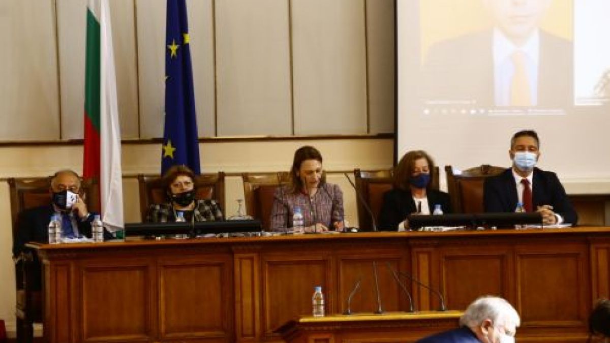 Социолог разкри какви всъщност ги вършат новите депутати в парламента 