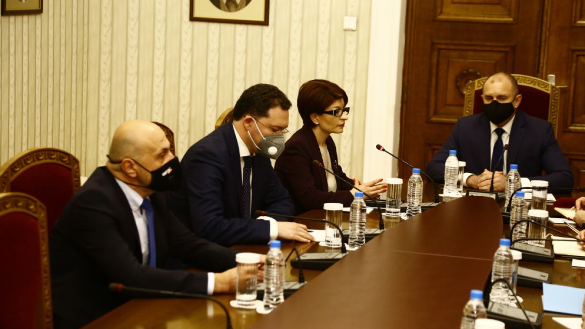 ГЕРБ влезе за консултации при Радев, но без Борисов, прехвърчаха искри ВИДЕО