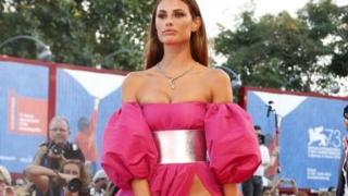 Куп звезди скандализираха с цепки до кръста, видя им се всичко