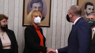 Манолова към Радев: Ваша е отговорността на кого ще връчите третия мандат