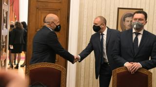 Политолог с теория какво се крие зад бързите консултации при президента 