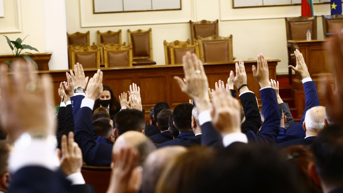 "Алфа Рисърч" посочи 3 изненади за ГЕРБ, БСП и ИТН и какво ще реши лютата битка за четвъртото място