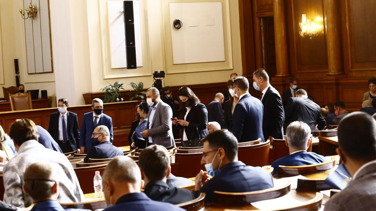 В парламента ври и кипи: Новото мнозинство забрани бюлетините, ГЕРБ инициират...