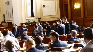 В парламента ври и кипи: Новото мнозинство забрани бюлетините, ГЕРБ инициират...