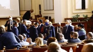 Новият парламент се превръща в кошмар за...