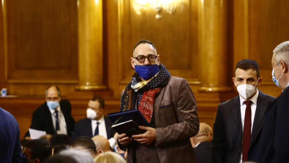 Любен Дилов: Хората на Слави въртят невероятни игри по кьошетата в парламента